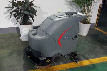 手推式洗地机,驾驶式洗地机,擦地机等清洁设备的操作注意事项