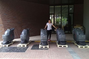 如何选购洗地机，手推式洗地机，驾驶式洗地机，全自动洗地机