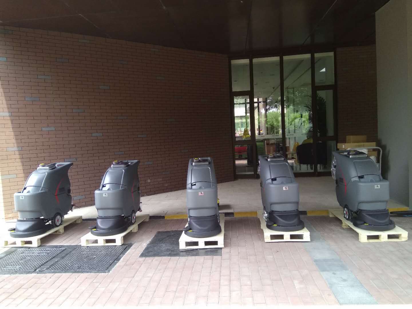 高美厂家分析适合中小型企业用的洗地机