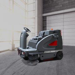 电动驾驶式扫地车外形小巧，转弯灵活