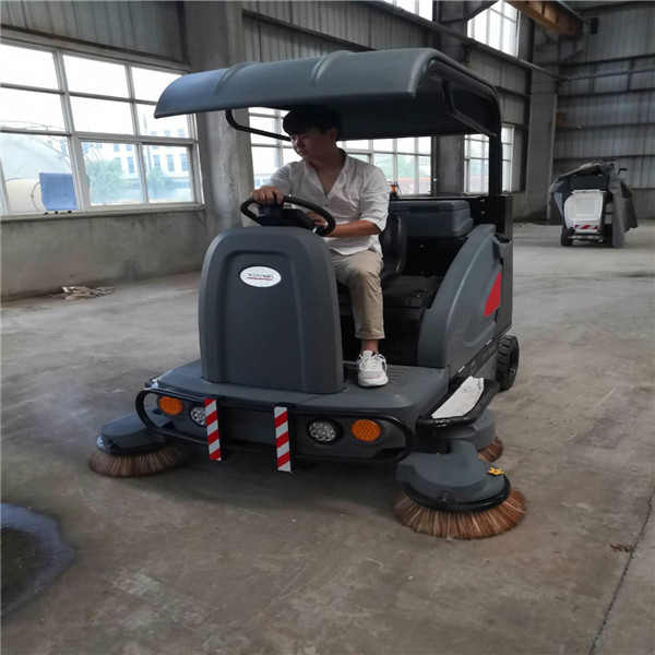 大型扫地车，尘土飞扬的工厂不二选择