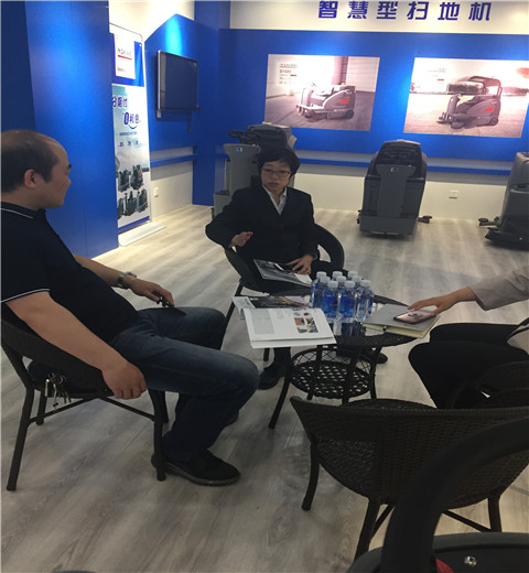 天津洗地机 热烈欢迎中国石油领导莅临天津高美环保科技有限公司