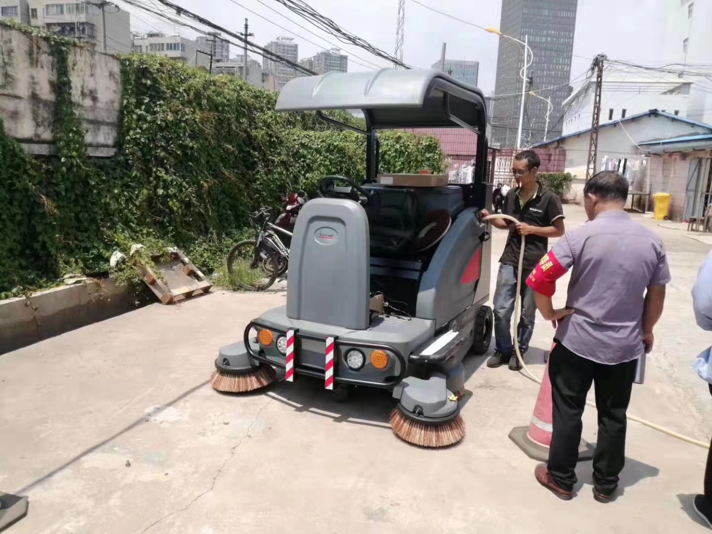 洗地机扫地车厂家直销《天津高美环保科技有限公司》