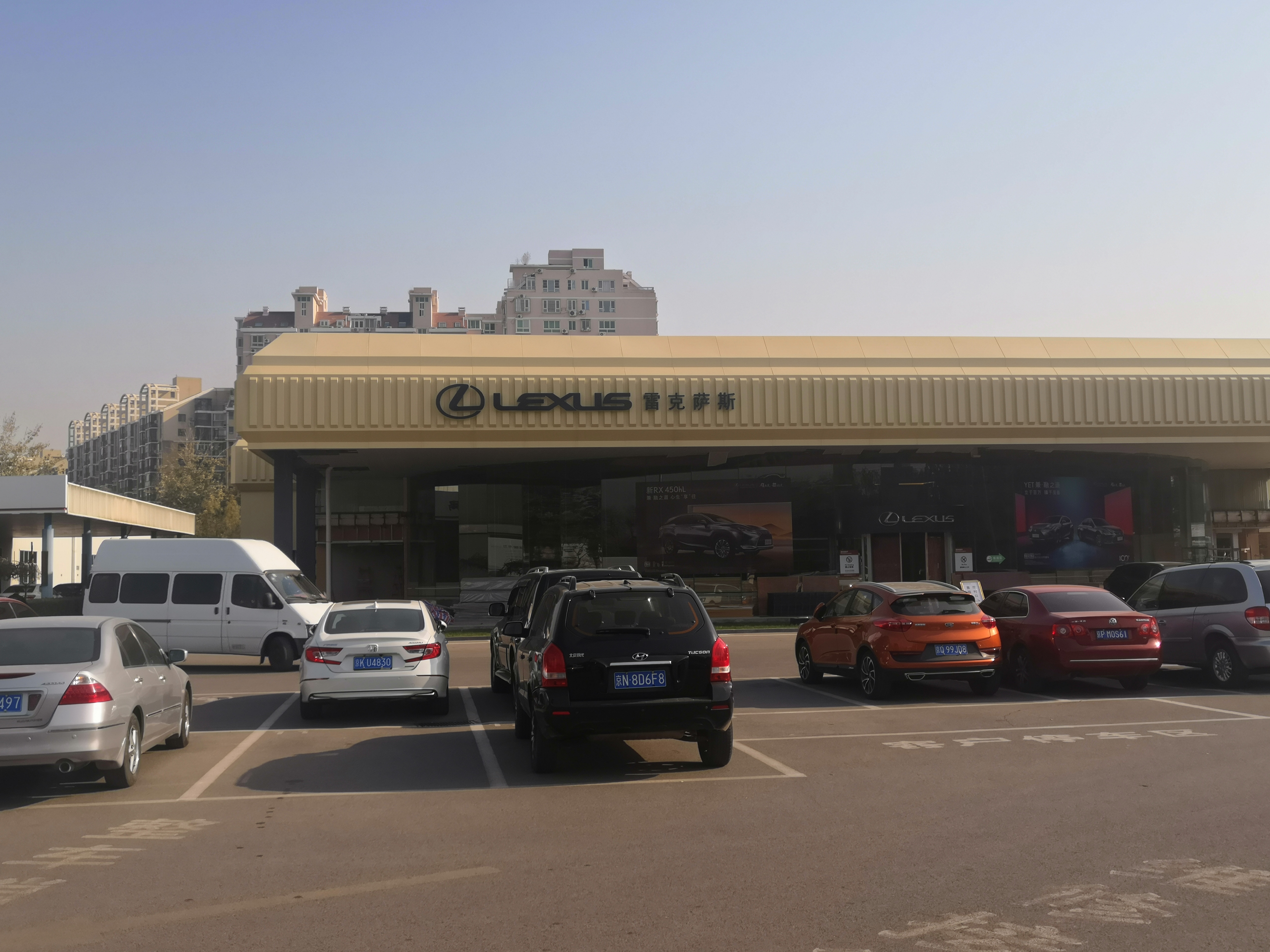 天津洗地机 雷克萨斯4S店选择高美品牌洗扫一体机，手推式洗地机