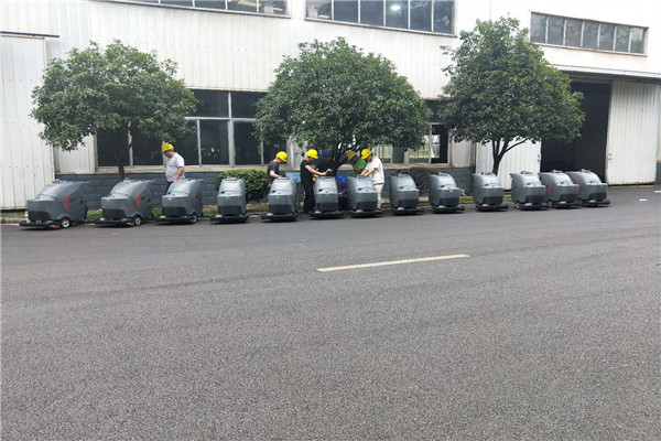 洗地机 高美GM70BT手推式双刷自驱款洗地机交货现场